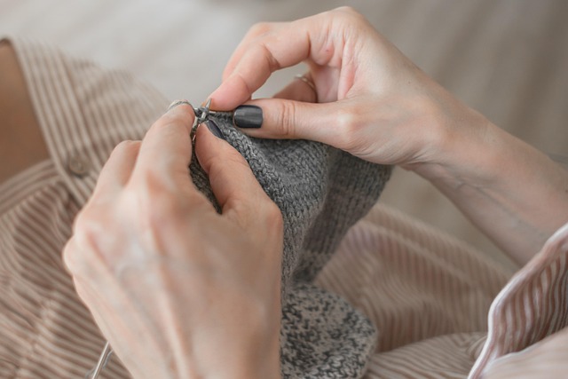 hands knitting